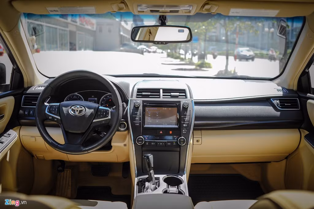 Không gian nội thất của Camry XLE được bọc da hầu hết các bộ phận từ khu vực cần số, vô lăng, bảng tap lô, các cửa và ghế ngồi.