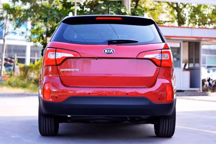 Bộ mâm đúc kiểu mới vẫn sẽ là loại 18 inch, đi cùng lốp Continental có kích cỡ 235/60R18. Cản sau được làm mới với ốp cản sau bô kép được chia ra 2 bên. Thay đổi cuối cùng là thiết kế lưới tản nhiệt dạng sọc đứng.