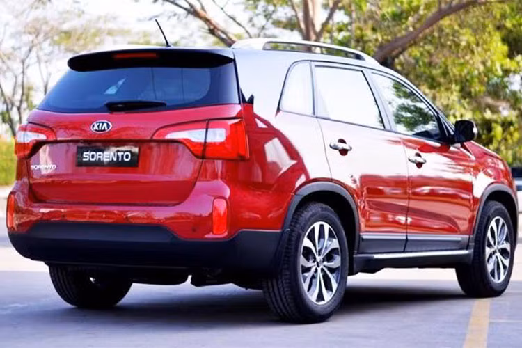Ngoài bộ mâm mới thì mẫu xe Kia Sorento 2018 không khác biệt với phiên bản từng giới thiệu trước đó vào đầu năm nay. Một số chi tiết khác để phân biệt với bản 2017 là Baga mui mới dạng thấp chứ không còn là dạng cao như trước, thiết kế này giúp xe trường dáng hơn.