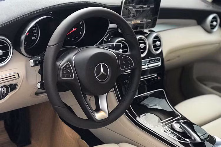 Về nội thất, Mercedes-Benz GLC 200 mới được hãng xe sang Đức trang bị nội thất ghế da sang trọng cùng ốp gỗ tần bì sần cao cấp, Vô lăng bọc da 3 chấu quen thuộc của Mercedes đi kèm các nút bấm tiện ích.