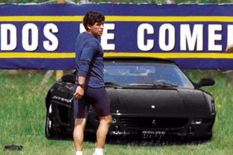 Dòng xe thể thao màu đen của Ferrari được đánh giá phù hợp với phong cách sống của huyền thoại bóng đá Argentina. Siêu xe Ferrari Testarosa của Maradona thường được anh sử dụng khi đến các tụ điểm giải trí.