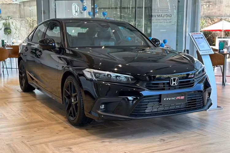 Honda Civic đứng vị trí thứ 4 trong cuộc đua doanh số tháng 1 với 129 xe bàn giao tới tay khách hàng, giảm 9,15% so với 142 xe bán ra trong tháng 12/2023. Honda Civic cũng là mẫu xe có tốc độ giảm doanh số thấp nhất phân khúc.