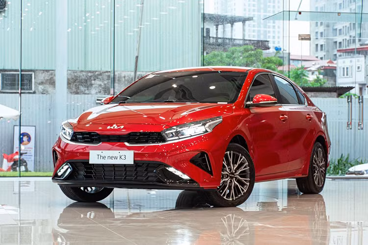 KIA K3 xếp thứ 2 sau Mazda3 khi bán được 175 xe, giảm 52,5% so với tháng liền trước (đạt 369 xe). Thành tích đáng nhắc đến ở chặng đua này chính là việc KIA K3 đẩy Hyundai Elantra rơi xuống vị trí thứ 3.