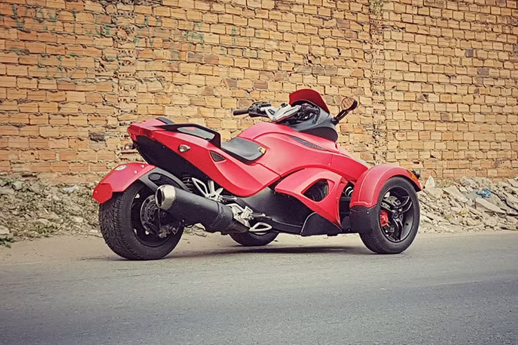 Nếu xét về độ ấn tượng và những gì chiếc Can-am Spyder thể hiện khi nó vận hành, người ta có thể dễ dàng nhận thấy đây là một mẫu xe thật sự cuốn hút ngay cả khi đứng yên tại chỗ. Vẻ đẹp và sự hoành tráng của chiếc xe tới từ Canada này được tạo ra từ phong cách chế tạo xe đặc biệt.