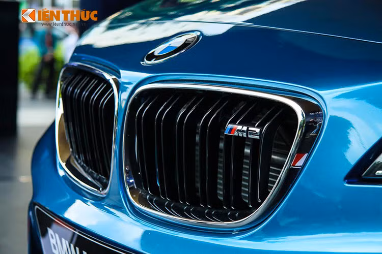 Phần đầu xe nổi bật với cụm đèn pha mới mang dáng vẻ thể thao hơn trước, lưới tản nhiệt hình quả thận đặc trưng được thu nhỏ lại không còn trải dài sang mép đèn pha như các thế hệ xe của BMW trước đây.