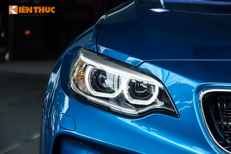 Được xây dựng trên cơ sở của 235i, mặc dù vậy, có thể coi M2 là chiếc xe hoàn toàn mới bởi khối động cơ được thay đổi, hệ khung gầm được gia cố để chịu được lực lớn hơn nhiều so với "người anh em" của mình.