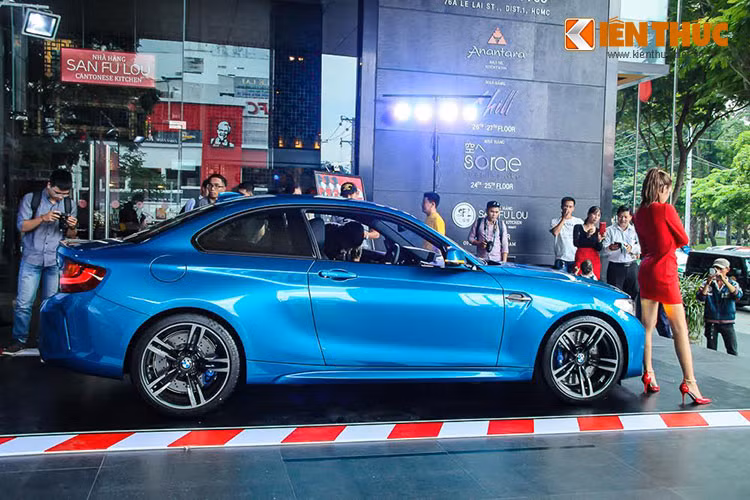 M2 Coupe sử dụng nhiều đường cong nhẹ nhàng kết hợp cùng những nét cắt đơn giản, như bên hông hay đuôi xe giúp phiên bản hiệu suất cao của chiếc BMW 2 Series có thể tiếp cận đối tượng khách hàng trẻ tuổi và các tay lái là nữ nhiều hơn so với những đàn anh đi trước.