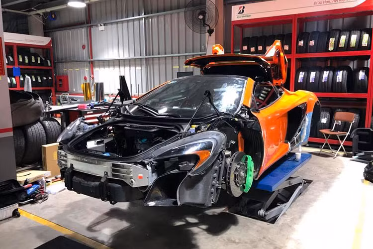 Được biết, nhóm thợ Liberty Walk đến từ Nhật Bản đã mất một tuần miệt mài cùng các thợ độ Việt Nam để hoàn thành siêu phẩm này bởi khi độ cho chiếc xe mui trần này. Các thợ độ Nhật phải tính toán để chiếc mui xếp cứng nguyên bản của xe phải hoạt động trơn tru, đó chính là lý do bản độ này tốn thời gian hơn các bản độ trước.