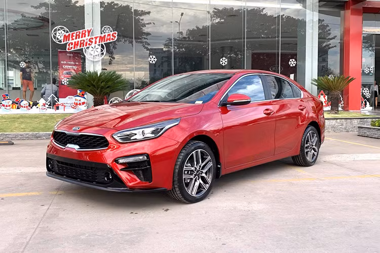  Kia Cerato 2019 mới đã cập bến các đại lý tại thị trường Việt Nam. Mẫu xe này từng được giới thiệu lần đầu tiên tại Hàn Quốc tháng 2/2018. Kia Cerato mới có kích thước lớn nhất trong phân khúc sedan hạng C.