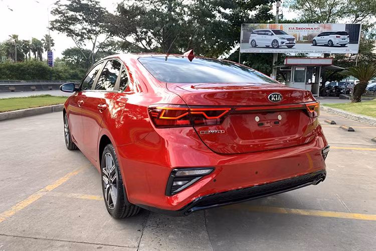 Người lái có thể sử dụng chế độ Drive Mode Select (DMS) với ba lựa chọn: Comfort, Eco và Sport. Xe có hệ thống cân bằng điện tử ESP và hệ thống khởi hành ngang dốc HA. Ngoài ra, Kia Cerato mới được giới thiệu sử dụng vật liệu cách âm cao cấp giúp giảm độ ồn và độ rung. Những tính năng an toàn có trên xe gồm cảm biến lùi trước sau và camera lùi, hệ thống 6 túi khí.