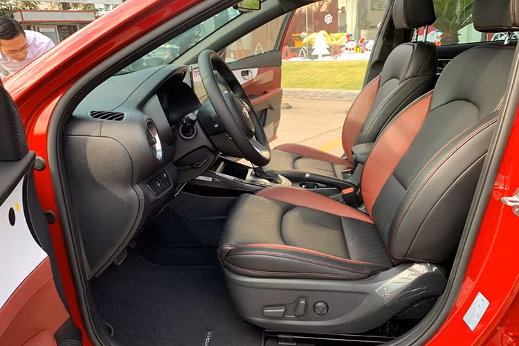 Cerato mới cũng được trang bị hệ thống điều hòa tự động hai vùng độc lập, cửa gió hàng ghế phía sau, cốp sau đóng mở điện. Nội thất xe được thiết kế riêng cho từng phiên bản gồm các màu đen, xám và đỏ phối đen.