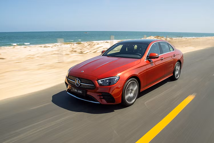 Mercedes-Benz E-Class 2021 chính thức có mặt tại các đại lý của MBV từ ngày hôm nay (24/03/2021) với 2 phiên bản. Giá xe Mercedes-Benz E-Class 2021 từ 2,31 tỷ đồng cho bản E 200 Exclusive và 2,95 tỷ đồng cho bản E 300 AMG (đã bao gồm thuế GTGT). Xe có 4 màu ngoại thất và 2 màu nội thất. 