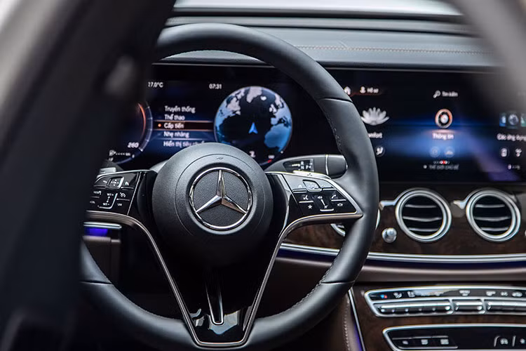 Cả 2 phiên bản E-Class sở hữu thiết kế vô lăng thế hệ mới dạng D-cut trên E 300 AMG và dạng tròn trên E 200 Exclusive. Phần chấu vô lăng đã được làm nhỏ lại, vuông 90 độ vào nhau trên E 300 AMG và uốn lượng dạng boomerang trên E 200 Exclusive. Vô lăng tích hợp tích hợp 2 nút điều khiển cảm ứng trên tay lái (Touch Control Buttons).