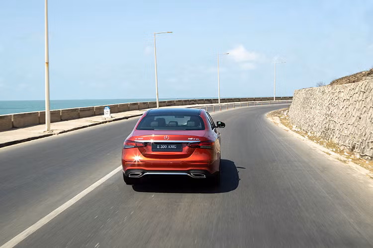 Đáng chú ý, xe E-Class tại thị trường Việt Nam được trang bị Hệ thống hỗ trợ phanh chủ động Active Brake Assist. Hệ thống sẽ tự động phanh một phần nhằm giảm thiểu khả năng va chạm hoặc hạn chế thiệt hại nếu va chạm xảy ra. Active Brake Assist còn có khả năng phát hiện và phanh đối với các phương tiện đứng im và cả người đi bộ sang đường ở tốc độ thấp.
