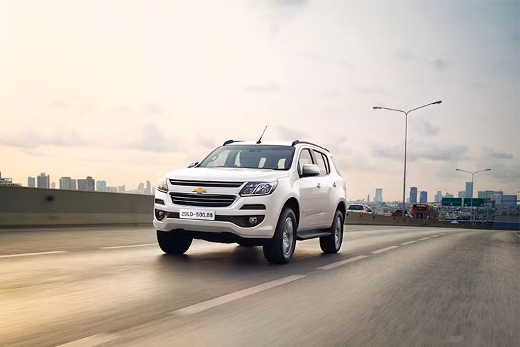 Những tính năng an toàn tiêu chuẩn khác trên các phiên bản LTZ của Trailblazer mới bao gồm hệ thống kiểm soát lực kéo (TCS), chống bó cứng phanh (ABS), phân bố lực phanh điện tử (EBD), cân bằng điện tử (ESC), hỗ trợ xuống dốc (HDC), hỗ trợ khởi hành ngang dốc (HSA), cảnh báo áp suất lốp (TPMS), hỗ trợ đỗ xe...