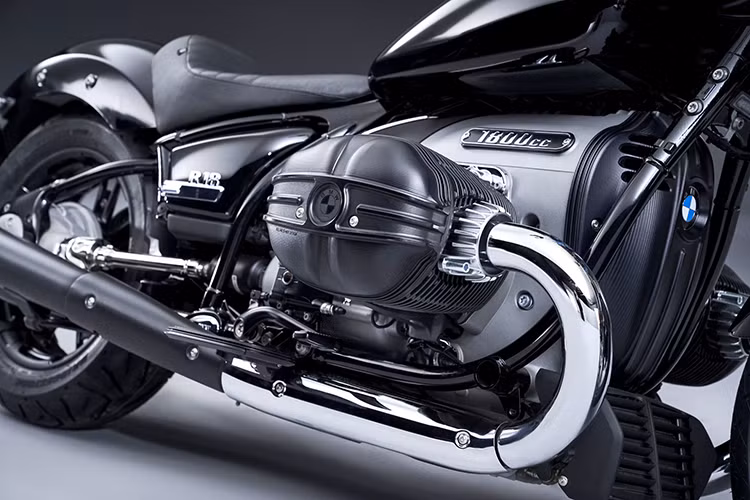 BMW R18 sở hữu động cơ Boxer hiện đại nhất của thương hiệu xe Đức. Khối động cơ này mang thiết lập 2 xylanh đối xứng, dung tích 1.802 cc, làm mát bằng dầu và gió, sản sinh công suất 91 mã lực tại tua máy 4.750 vòng/phút và mômen xoắn cực đại 158 Nm tại tua máy 3.000 vòng/phút.