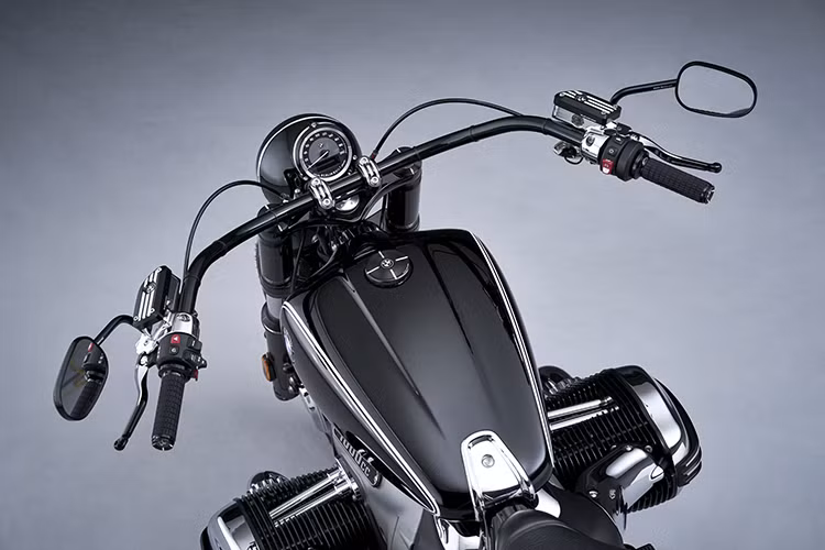 Hệ thống treo của xe gồm phuộc ống lồng phía trước và giảm xóc đơn đi kèm càng đôi bằng thép phía sau. Dàn chân của xe gồm bộ vành nan kích thước 19 inch, phanh đĩa đôi ở trước và phanh đĩa đơn phía sau.
