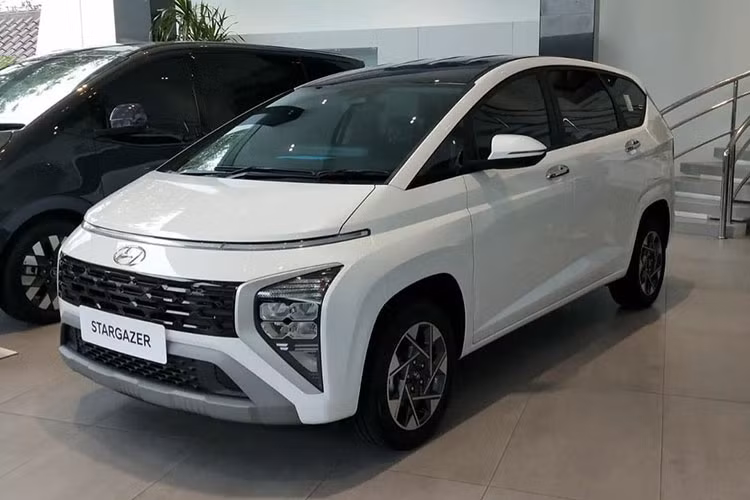 Xe cũng được trang bị tính năng hỗ trợ giữ làn đường, hỗ trợ bám làn đường, hỗ trợ tránh va chạm vì điểm mù và hỗ trợ tránh va chạm với phương tiện cắt ngang khi lùi. Ngoài ra, xe vẫn có các trang bị cơ bản như kiếm soát hành trình, cân bằng điện tử, hỗ trợ khởi hành ngang dốc, cảnh báo áp suất lốp, giới hạn tốc độ và camera lùi.