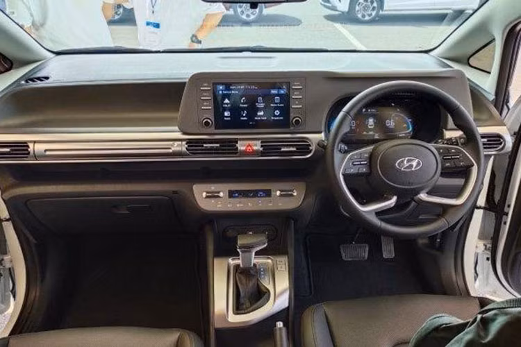 Tại thị trường Đông Nam Á - Hyundai Stargazer chốt giá “mềm” hơn cả 2 đối thủ là Mitsubishi Xpander và Toyota Veloz Cross nên trong trường hợp được đưa về Việt Nam, nhiều khả năng giá xe Hyundai Stargazer cũng sẽ đủ hấp dẫn. Đó là còn chưa kể việc TC Motor từ trước đến nay vẫn luôn có “truyền thống” chốt giá thấp để tăng sức cạnh tranh cho các sản phẩm của mình.