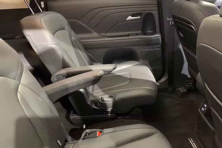 Nội thất bên trong có thiết kế khá giống mẫu xe điện Hyundai Ioniq 5 với màn hình kỹ thuật số 4,2 inch sau vô lăng nối liền với màn hình giải trí 8 inch. Các tiện nghi đáng chú ý tại thị trường Indonesia gồm có đèn viền trang trí nội thất, điều hòa tự động, sạc điện thoại không dây,… Ngoài bản 7 chỗ thông thường, Hyundai Stargazer tại Indonesia còn có bản 6 chỗ với 2 ghế thương gia nằm tại hàng ghế thứ 2.