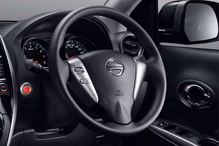 Về nội thất, phiên bản Nissan Sunny Black Series 2019 được trang bị ghế bọc da đen phối màu sáng khá đẹp mắt, một số trang bị trên phiên bản số tự động cao cấp của bảng Black Series cũng tương tự Nissan Sunny tại Việt Nam.