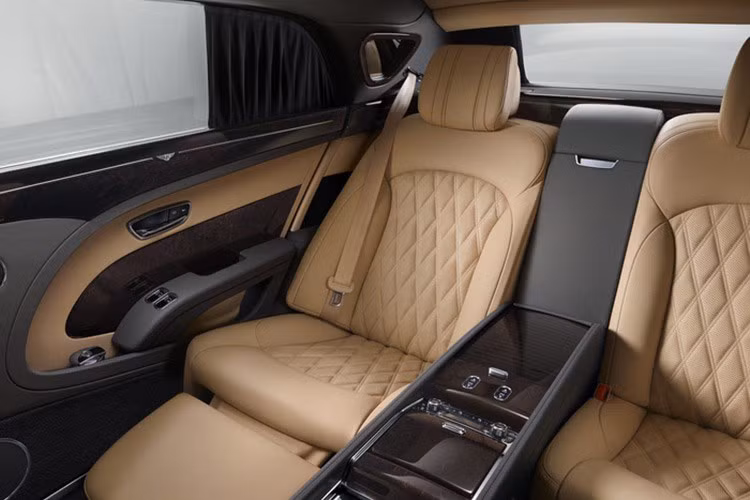 Mulsanne EWB 2017 sử dụng động cơ V8, Biturbo, dung tích 6,75 lít, sản sinh công suất tối đa 505 mã lực và mô-men xoắn cực đại 1.020 Nm. Động cơ kết hợp với hộp số tự động 8 cấp ZF với khả năng sang số êm ái hơn. Tương tự phiên bản tiêu chuẩn, xe cũng có bệ đỡ động cơ linh hoạt và hệ thống treo cải tiến, mang đến cảm giác lái như "thảm bay".
