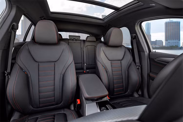 Trên mẫu xe mới này, BMW cũng trang bị bảng táp-lô được đặt thấp, vô-lăng 03 chấu được thiết kế mới, màn hình HUB lớn hơn, điều hoà tự động 3 vùng, trang bị màn hình cảm ứng trung tâm có kích thước lên đến 10,25 inch, điều khiển bằng giọng nói (Voice Assistant).