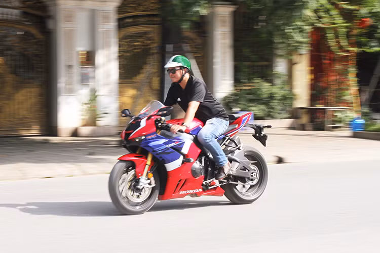 Danh sách tính năng hỗ trợ và an toàn của Honda CBR1000RR-R SP gồm có tay ga điện tử TBW; 3 chế độ lái với các thay đổi liên quan đến sức mạnh động cơ, phanh động cơ và kiểm soát chống bốc đầu khi đề-pa; hệ thống kiểm soát lực kéo HSTC có 9 mức tùy chọn; bộ đo lường quán tính IMU 6 hướng của Bosch; hỗ trợ tăng tốc...