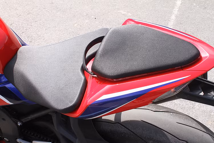 Chiều cao yên của CBR1000RR-R SP đạt mức 830 mm, không gây quá nhiều khó khăn cho người cao khoảng 1,7 m. Dù được nâng thêm 9 mm so với đời cũ, chiều cao yên 824 mm của S 1000 RR 2020 vẫn kém hơn so với "người anh em" CBR1000RR-R.