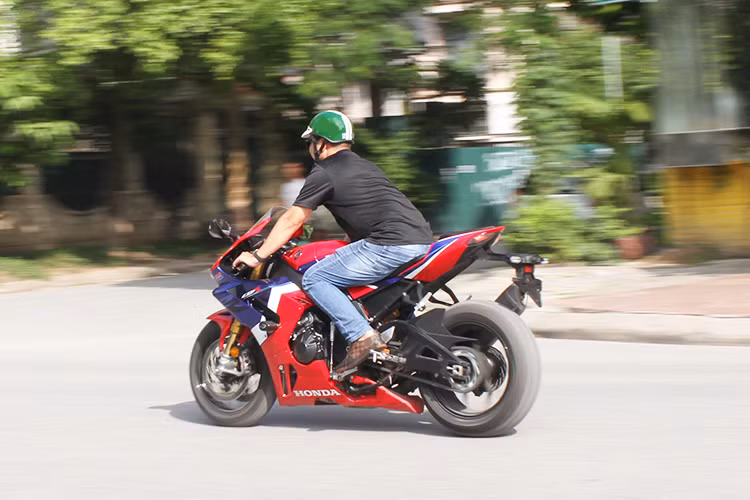 Giá xe Honda CBR1000RR-R SP 2020 đang được đại lý chính hãng của Honda Việt Nam phân phối là 1,049 tỷ đồng. Với mức giá này, CBR1000RR-R SP sẽ cạnh tranh với BMW S 1000 RR M Performance (1,069 tỷ đồng), Ducati Panigale V4 S (992 triệu đồng).