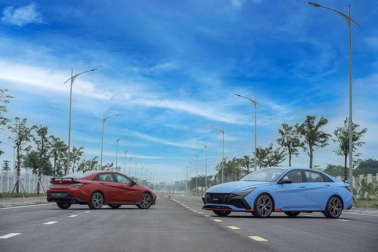 Một số cải tiến khác về mặt vận hành của Elantra N gồm hệ thống phanh hiệu suất cao với đĩa phanh kích thước lớn hơn, trục dẫn động tích hợp IDA, hệ thống lái loại R-MDPS với mô-tơ trợ lực lái được đặt trực tiếp trên bánh răng thước lái giúp truyền tải phản hồi động cơ, mặt đường chính xác hơn. Mức giá xe Hyundai Elantra N 2023 tại Việt Nam hiện chưa được công bố.