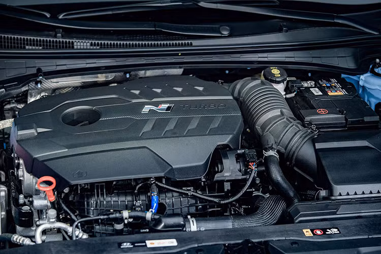 Elantra N được trang bị động cơ tăng áp 2.0L I4 T-GDi với tuabin đường kính 52 mm, diện tích ống tuabin 12,5 mm2 . Khối động cơ này được tối ưu hóa hình dạng và vật liệu, gia tăng hiệu suất và độ bền giúp công suất tối đa đạt 276 mã lực từ 5.500-6.000 vòng/phút, mô-men xoắn cực đại 392 Nm từ 2.100-4.700 vòng/phút. 