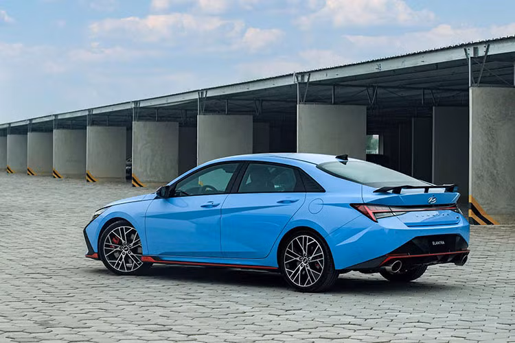 Hyundai Elantra N 2023 mới được phát triển trên mẫu Elantra thế hệ thứ 7 ra mắt người dùng Việt cách đây không lâu. Xe có chiều dài x rộng x cao tương ứng 4.675 x 1.825 x 1.430 mm cùng chiều dài cơ sở 2.720 mm - không khác biệt các phiên bản Elantra còn lại. 