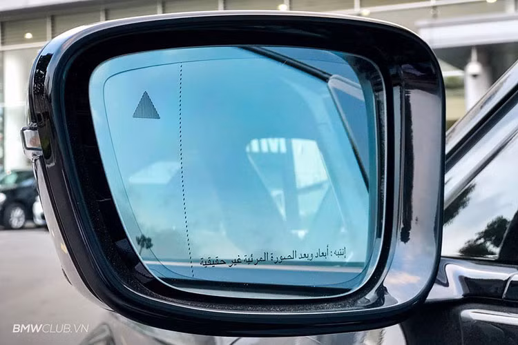 Gương xe tích hợp đèn xi-nhan Led báo rẽ và các chức năng cảnh báo điểm mù tiên tiến. Ngoài ra, trên gương còn có dòng chữ Ả Rập nên nhiều khả năng mẫu xe này được nhập về từ Trung Đông.