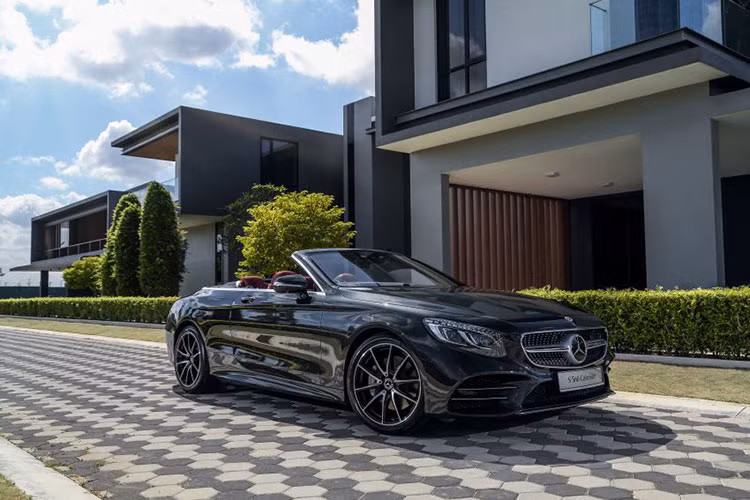 Mới đây, Mercedes-Benz đã giới thiệu hàng loạt mẫu xe nâng cấp của mình tại thị trường Malaysia từ S-Class, Mercedes-Maybach, hay chiếc xe sang mui trần S560 Cabriolet. Mức giá bán cho Mercedes-Benz S560 mui trần 2019 tại Malaysia là 1,31 triệu RM (tương đương 7,42 tỷ đồng).