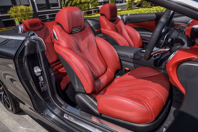 S560 Cabriolet 2019 được trang bị hệ thống hỗ trợ giữ khoảng cách và hỗ trợ đánh lái chủ động tiêu chuẩn. Thêm vào đó là hệ thống treo Magic Body Control tùy chọn để đảm bảo khả năng ôm cua tốt nhất cho xe. Các công nghệ an toàn mới nhất cũng được hãng xe sang Đức trang bị.