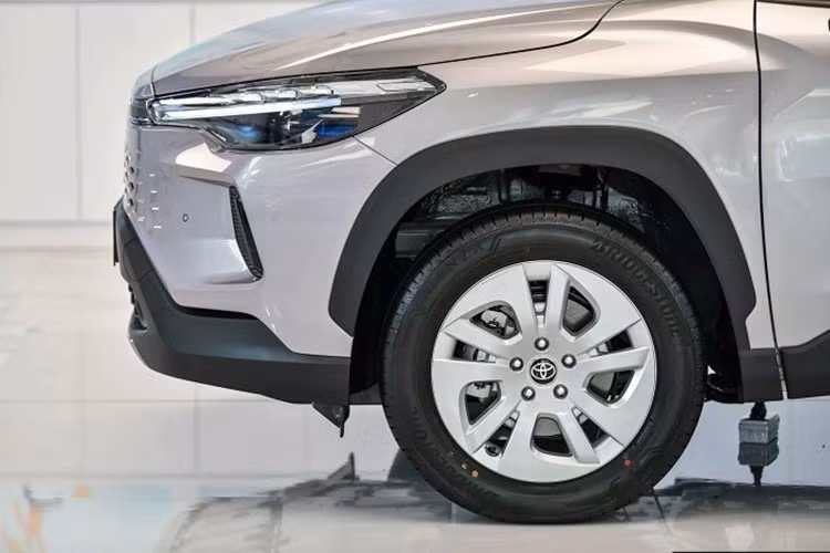 Trang bị cho biến thể HEV Premium trở lên là bộ mâm hợp kim 18 inch hai tông màu đi kèm lốp 225/50R18. Trong khi đó, bản tiêu chuẩn lại sở hữu bộ mâm không thể "truyền thống" hơn, đây là chi tiết khiến rất nhiều khách hàng phàn nàn.