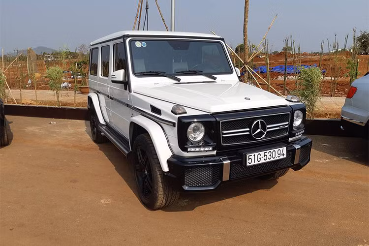 Hai chiếc SUV hạng sang được mệnh danh "ông vua địa hình" là Mercedes-Benz G63 và G55 AMG cũng được trưng bày tại đây và đều có ngoại thất trắng-đen. Cả hai chiếc xe này đều được độ lại một số đồ chơi giá trị, mức giá dành cho siêu SUV G63 hiện lên đến hơn 10 tỷ đồng.
