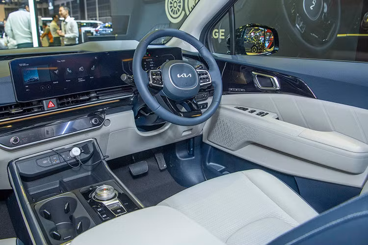 Bên trong Kia Carnival 2024 là không gian nội thất được làm mới thiết kế theo phong cách tương tự 2 mẫu ô tô điện cùng thương hiệu EV6 và EV9.