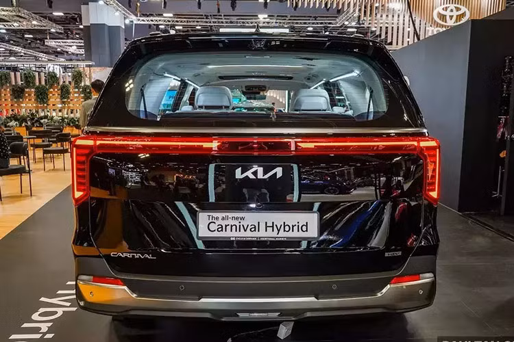 Mẫu xe MPV Kia Carnival 2024 dành cho thị trường Indonesia sở hữu thiết kế giống với xe đang bán ở Hàn Quốc. Xe đã được bổ sung những chi tiết ngoại thất mới như lưới tản nhiệt "mũi hổ" với những chi tiết mạ crôm đa điểm, đèn pha và đèn hậu LED nằm dọc.