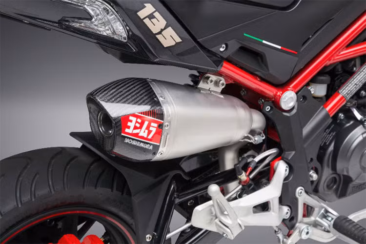 Chiếc xe môtô Benelli TNT 135 bản 2018 trang bị động cơ SOHC dung tích 135 cc, công suất 12,6 mã lực, đi kèm với hộp số 5 cấp côn tay. Điều này khiến việc nâng cấp lên phiên bản hiệu suất trở nên dễ dàng hơn.