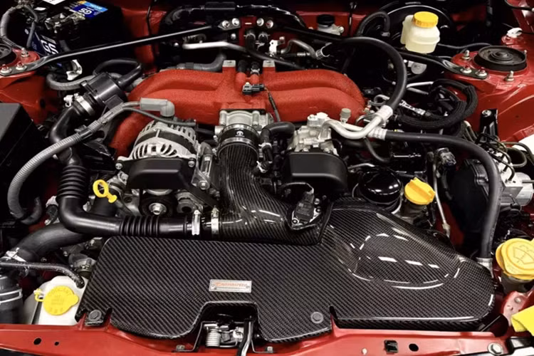 “Trái tim” của Toyota 86 là động cơ boxer 4 xy-lanh dung tích 2.0L, sản sinh công suất 205 mã lực và mô-men xoắn 211 Nm. Xe sử dụng hệ dẫn động cầu sau và hộp số sàn 6 cấp – một cấu hình mang lại trải nghiệm lái đậm chất cơ khí và cảm xúc.