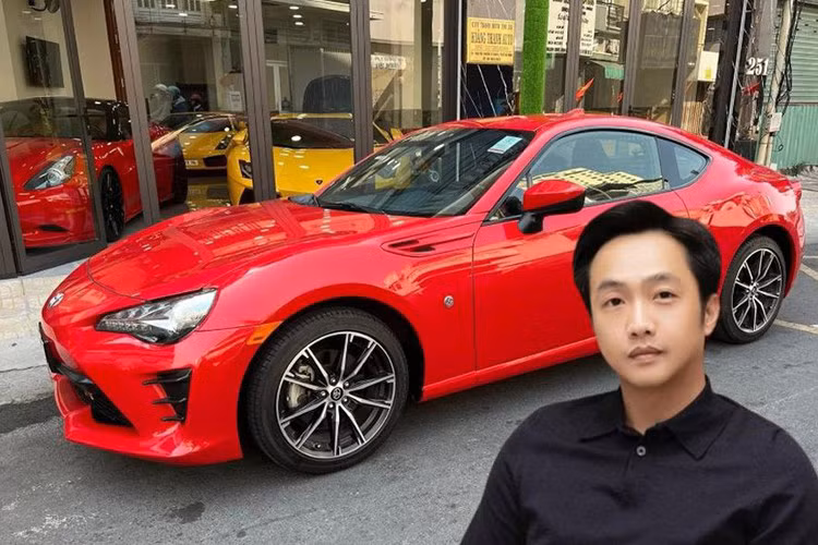  Cường Đô la cầm lái Toyota 86 mới chỉ đúng ba lần kể từ khi xe hoàn thiện, song cảm giác mà mẫu xe mang lại khiến anh “khó có thể diễn tả thành lời”. Anh chia sẻ, “Từ trước đến giờ mình đã lái rất nhiều xe, từ siêu xe, xe mạnh, xe yếu, hút khí tự nhiên, tăng áp đủ thể loại. Nhưng đây là chiếc xe mang lại cho mình cảm xúc lạ nhất.”