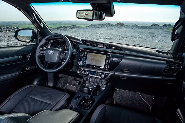 Bên trong, hệ thống giải trí là màn hình cảm ứng 8 inch (bản Adventure), kết nối Apple Carplay/Android Auto và 9 loa JBL tiêu chuẩn. Trong khi đó, 3 phiên bản Hilux 2.4L 4x2 MT; Hilux 2.4L 4x2 AT và Hilux 2.4L 4x4 MT là loại màn hình 7 inch, dàn âm thanh 4 loa, đầu CD/DVD (tùy chọn cho từng phiên bản).