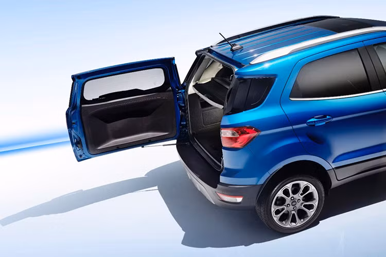 Về trang bị an toàn, Ford EcoSport 2018 có khá nhiều trang bị như 2 túi khí trước, hệ thống chống bó cứng phanh ABS và phân bổ lực phanh điện tử tiêu chuẩn. Bản máy xăng số tự động sẽ có thêm lẫy chuyển số trên vô lăng, hệ thống hỗ trợ khởi hành ngang dốc và kiểm soát lực kéo.