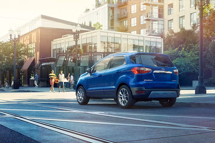 Về thiết kế, Mẫu xe SUV đô thị Ford EcoSport 2018 tại Ấn Độ không có gì thay đổi so với phiên bản ra mắt tại Mỹ, xe sở hữu lưới tản nhiệt hình thang mới và cụm đèn pha lớn hơn, tích hợp dải đèn LED định vị ban ngày. Bên cạnh đó là đèn sương mù sắc sảo và cản va cải tiến.