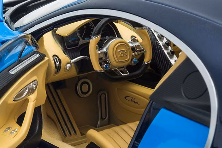 Bên trong khoang lái chiếc Bugatti Chiron giá hơn 150 tỷ đồng tại Trung Quốc có nội thất với ghế thể thao bọc da màu nâu nhạt. Ngoài ra, nội thất xe còn có dòng chữ Chiron ở tựa đầu ghế ngồi và thảm sàn...