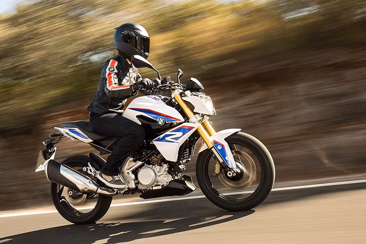 Theo BMW, là một sản phẩm toàn cầu và hướng chủ yếu tới các thị trường đang phát triển, chiếc xe có thể sử dụng được mọi loại xăng. BMW G310R được đánh giá là chiếc môtô vừa có giá thành hợp lý, vừa mang lại trải nghiệm thú vị cho những người trẻ tuổi mới sử dụng môtô phân khối lớn.