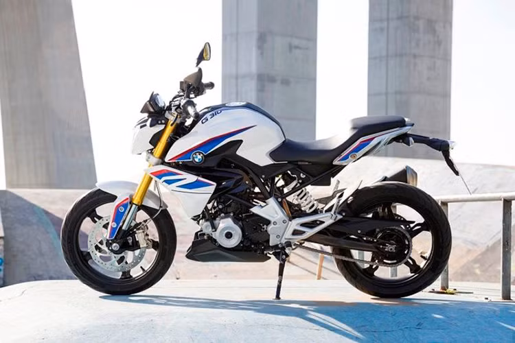 Đây được xem là mảnh ghép còn thiếu của thương hiệu môtô BMW, bên cạnh một loạt những sản phẩm "khủng" ăn khách của hãng. G310R là mẫu môtô cỡ nhỏ nhắm tới thị trường châu Á và phân khúc entry-level đặc biệt là mức giá rẻ hơn nhờ toàn bộ khâu sản xuất và lắp ráp được thực hiện tại một trong 4 nhà máy của TVS, Ấn Độ.