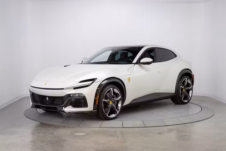 Bên cạnh đó, chiếc xe Ferrari Purosangue của Lisa còn được bổ sung gói trang bị Carbon Fibre với phần vòm bánh, gương chiếu hậu và mui xe đều được làm từ chất liệu carbon. Cùm phanh cũng được chọn màu vàng, màu sắc ưa thích của nữ idol sinh năm 1997.